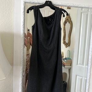 Sleeveless V-neck gray corporate style dress perfect for work size 6